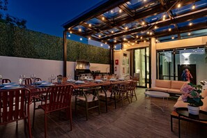 Outdoor dining - Spacious 6BR Retreat with Rooftop Terrace, BBQ & Gym Access (Ciudad de México)
