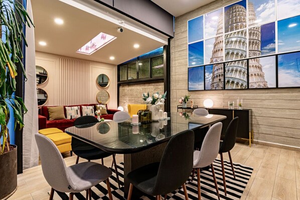 Dining - Spacious 6BR Retreat with Rooftop Terrace, BBQ & Gym Access (Ciudad de México)