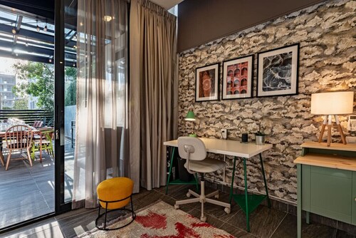 Spacious 6BR Retreat with Rooftop Terrace, BBQ & Gym Access