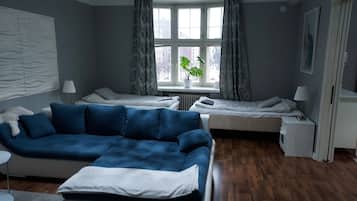 2 slaapkamers, een strijkplank/strijkijzer, beddengoed