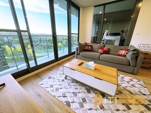 TV - Pretty in Phillip - 2bd 2bth Apt (Phillip)