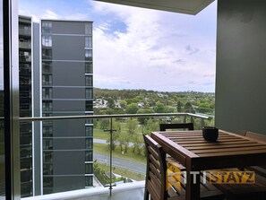 Outdoor dining - Pretty in Phillip - 2bd 2bth Apt (Phillip)