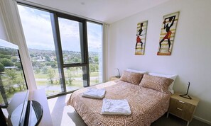2 habitaciones, escritorio, tabla de planchar con plancha y wifi gratis 