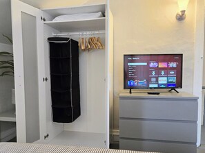 2 bedrooms, desk, iron/ironing board, free WiFi