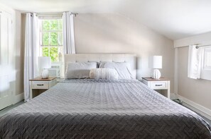 2 bedrooms, desk, iron/ironing board, free WiFi - Unbeatable Downtown Mystic Location (Groton)