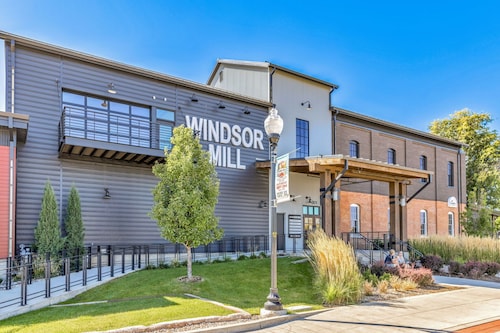 Gorgeous Windsor Lake Townhome - 2 Bed, 1 1/2 Bath