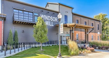 Gorgeous Windsor Lake Townhome - 2 Bed, 1 1/2 Bath