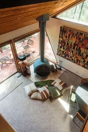 Télévision, cheminée, chaîne hi-fi