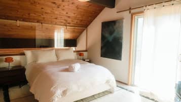 3 bedrooms, desk, travel cot, WiFi