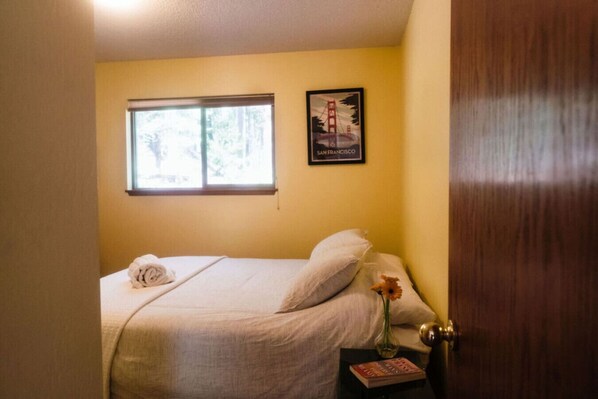 3 bedrooms, desk, travel cot, WiFi