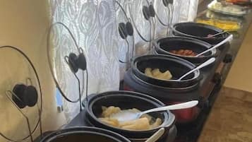 Desayuno con opciones de la cocina local incluido todos los días