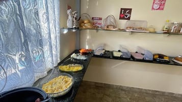 Café da manhã com pratos da culinária local grátis todos os dias