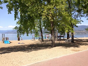 Beach nearby, sun loungers, beach towels