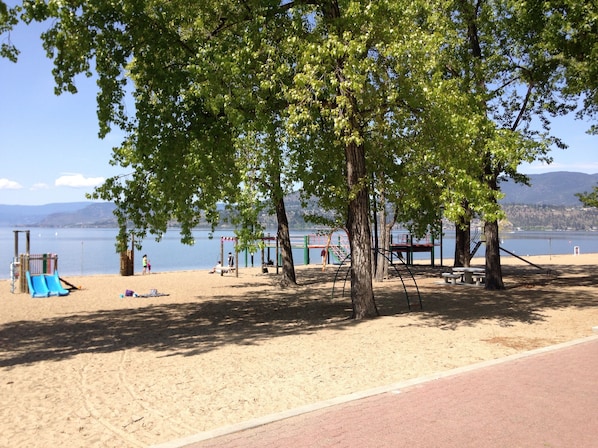 Plage à proximité, chaise longue, serviettes de plage