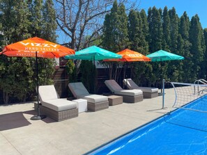 Una piscina al aire libre, una piscina climatizada