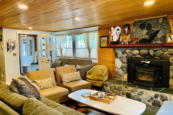 Una Smart TV, una chimenea