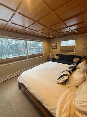 4 bedrooms, iron/ironing board, free WiFi, bed sheets