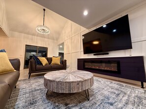 Smart TV, chimenea, futbolito y estéreo 