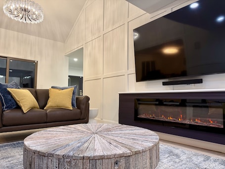 Smart TV, fireplace, foosball, stereo. Luxury 5BR Home, Sauna+Golf+Ski+FirePit+Movie, Mtn Creek, Sleeps 14