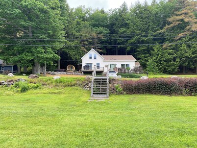New listing. Charming 3-bedroom lake house in Orrington WiFi, Hot tub, and Sauna