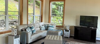 New listing. Charming 3-bedroom lake house in Orrington WiFi, Hot tub, and Sauna