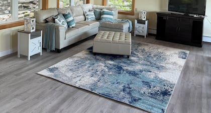 New listing. Charming 3-bedroom lake house in Orrington WiFi, Hot tub, and Sauna