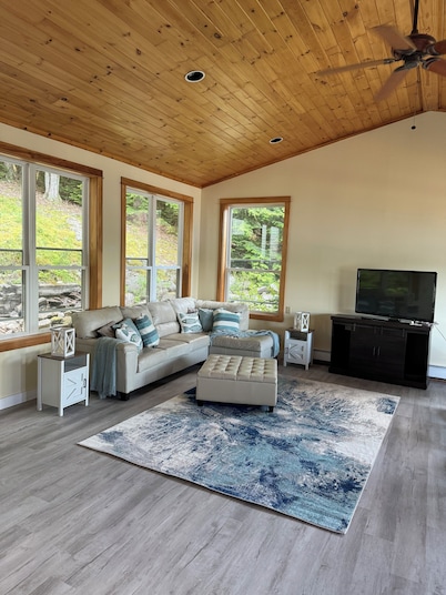 New listing. Charming 3-bedroom lake house in Orrington WiFi, Hot tub, and Sauna