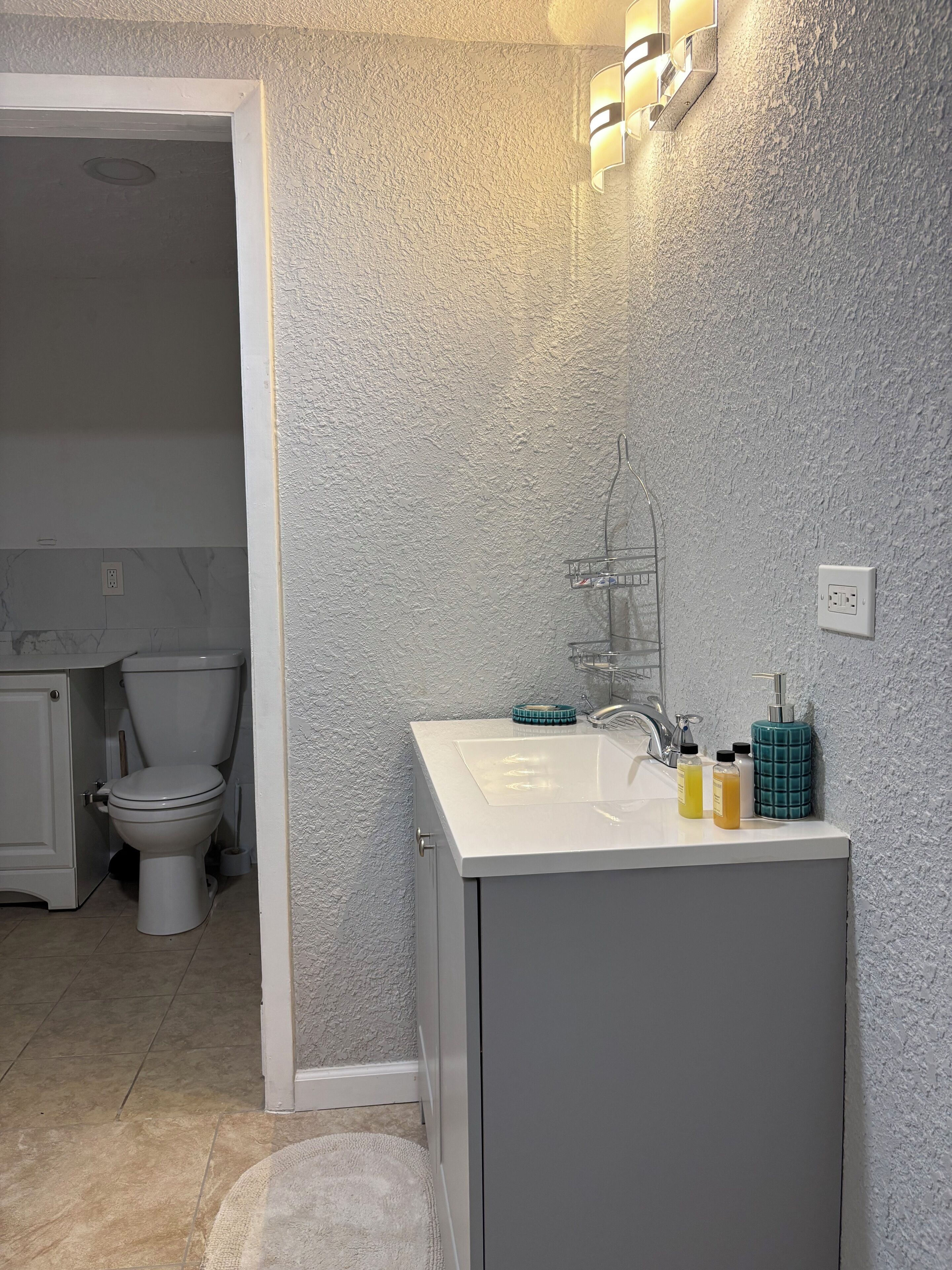 Dusj, håndklær, såpe og toalettpapir