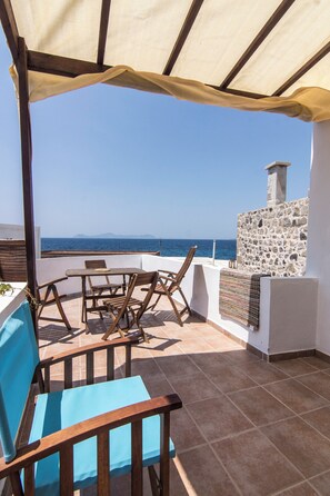Outdoor dining - NISYROS VIEWS (NISYROS DODEKANISSA)