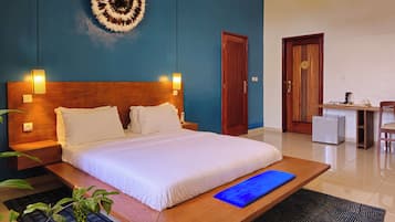 Habitación doble Deluxe, vista a la alberca | Caja de seguridad en la habitación y escritorio