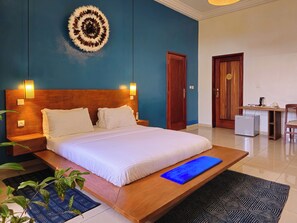 Deluxe Double Room, Pool View | In-room safe, desk, laptop workspace, blackout curtains - Tamarin Hôtel (Cotonou)