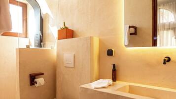 Habitació doble estàndard, vistes a la piscina | Bany | Banyera i dutxa independents, assecador de cabells, tovalloles i sabó