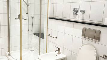 Regadera, bidet, jabón, papel de baño