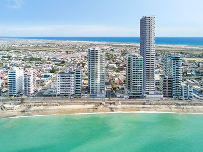 Modern condo facing the sea, building with all amenities