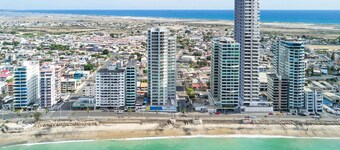 Modern condo facing the sea, building with all amenities