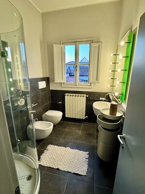 Dusj, hårføner, bidé og håndklær