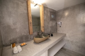 Shower, hair dryer, towels, soap - Aegean Melody Suites- Elegant Suite with hot tub (Santorini)