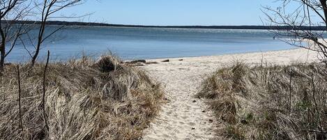 Una playa cerca, sillas reclinables de playa, toallas de playa