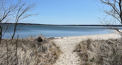 Charming Beach Cottage, Steps to Beach, Enjoy Scenic Vineyards & Farm Stands