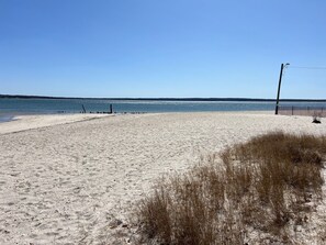 Ranta lähistöllä, aurinkotuoleja, rantapyyhkeitä