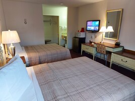 Habitación clásica doble, 2 camas dobles, no fumadores, baño privado | Escritorio, espacio para trabajar con un portátil, wifi gratis