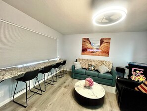 Una Smart TV, una chimenea, videojuegos