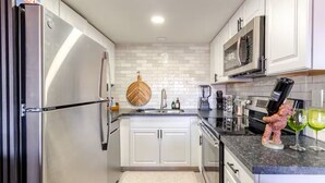 A modern kitchen with stainless steel appliances, white cabinets, and a granite countertop. - Charming Red Rock Poolside Condo with WiFi, AC in superb Sedona (Sedona)