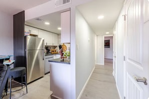 Fridge, microwave, oven, stovetop - Charming Red Rock Poolside Condo with WiFi, AC in superb Sedona (Sedona)