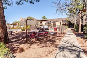Property grounds - Charming Red Rock Poolside Condo with WiFi, AC in superb Sedona (Sedona)