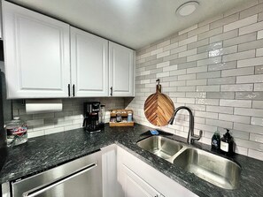 Fridge, microwave, oven, stovetop - Charming Red Rock Poolside Condo with WiFi, AC in superb Sedona (Sedona)