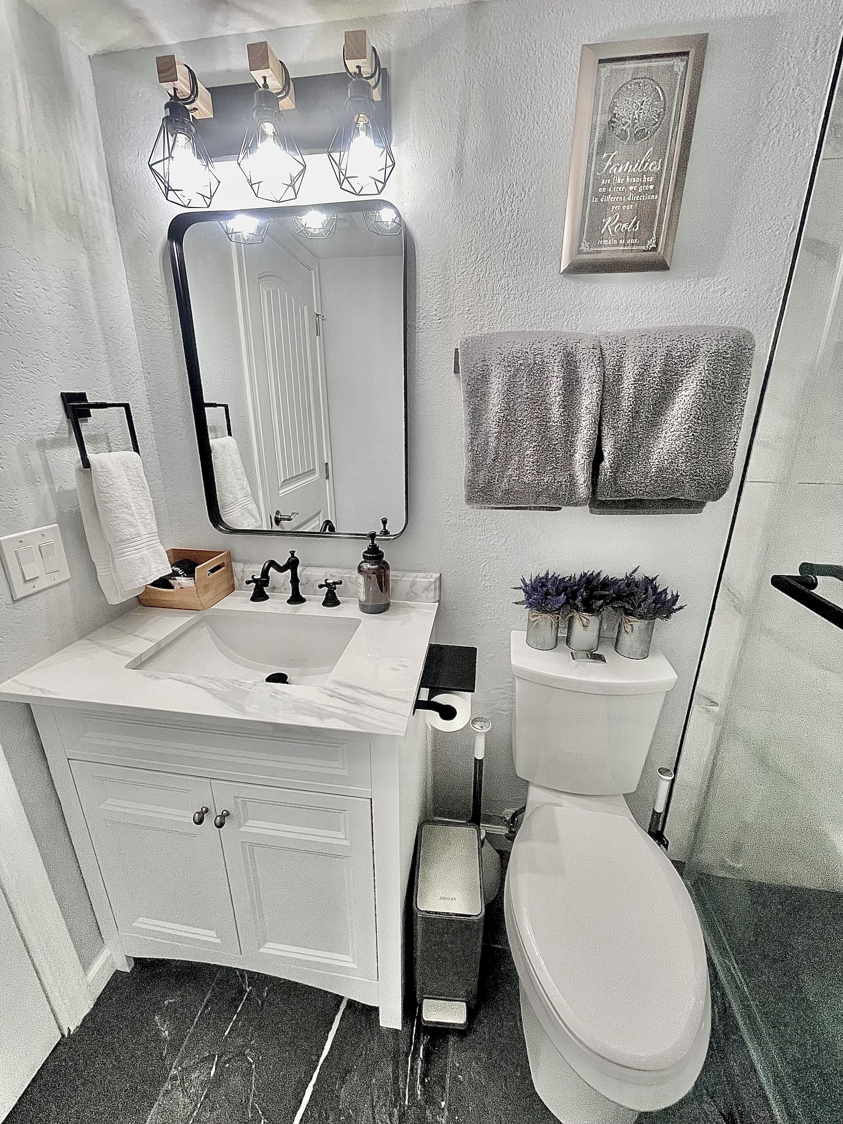 Secador de cabelo, toalhas de banho, sabonete, shampoo