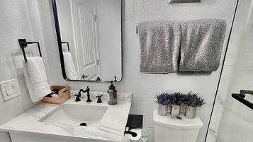 Secador de cabelo, toalhas de banho, sabonete, shampoo