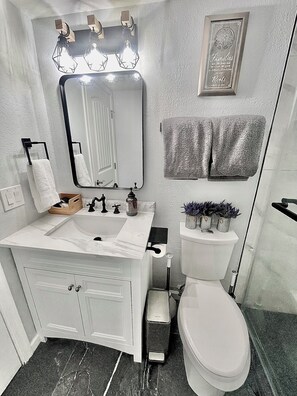 Secador de pelo, toallas, jabón y champú