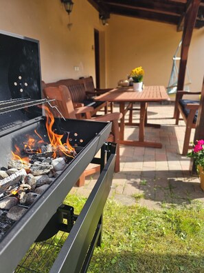 Outdoor dining - Cozy vacation home, close to the slopes and hiking trails (Královéhradecký kraj)